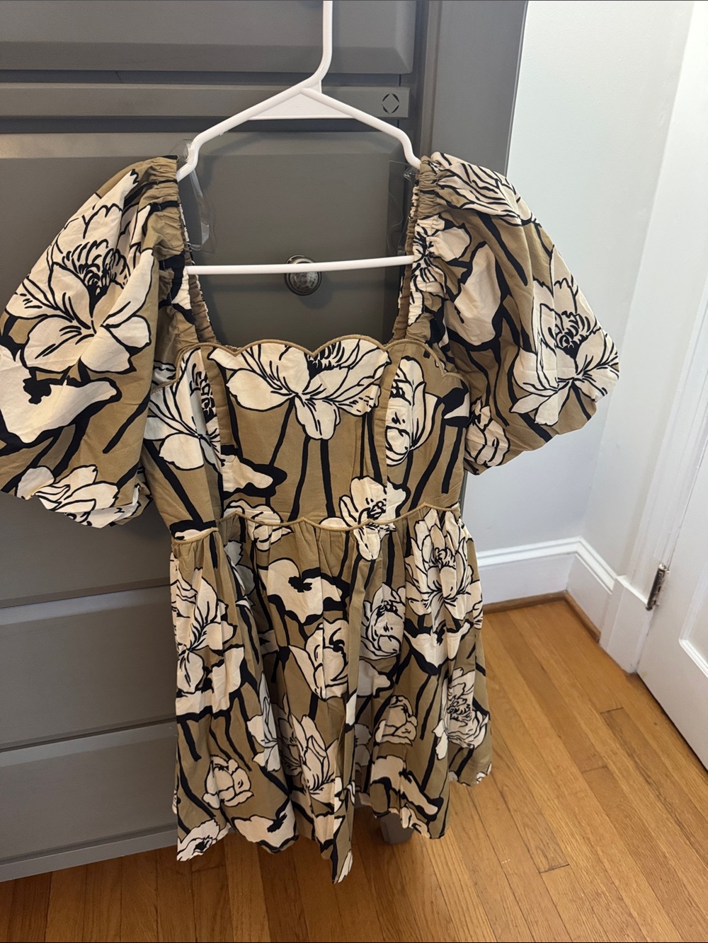 entro Olive and White Floral Puff-Sleeve Mini Dress